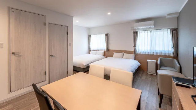 غرفة ديلوكس تنفيذية رباعية بسريرين منفصلين، HOTEL R9 The Yard Honjo 1/1