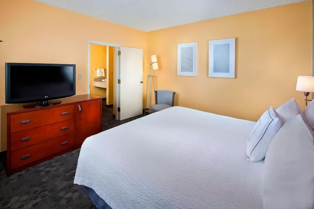 جناح بسرير كينج مع أريكة، Courtyard By Marriott Miami Airport West Doral 1/3