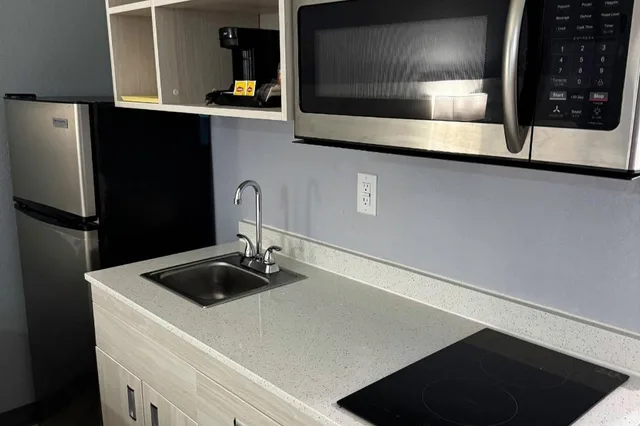 Efficiency, 2 Double Beds, Suburban Studios Christiansburg - Blacksburg 3/4