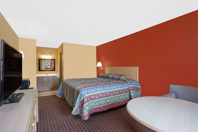 Room, King Bed, Knights Inn Wildersville 1/3