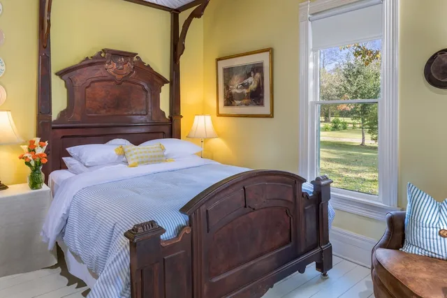 Haven, Private, Cottage, 2 Queen Beds, Private Bathroom، Maison D Memoire Bed & Breakfast Cottages 1/4