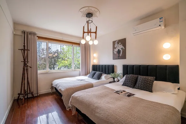 3 Bedrooms, Senior, Apartment, Twin Beds, 1 Queen and 2 Double Beds, Bathtub، Book and Bed-People's Square 4/10
