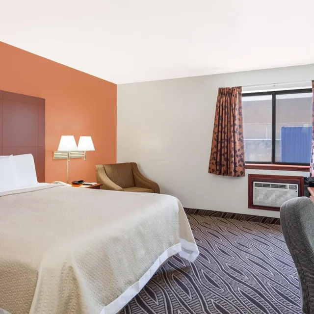غرفة بسريرين كوين، Days Inn By Wyndham Dyersburg 2/8