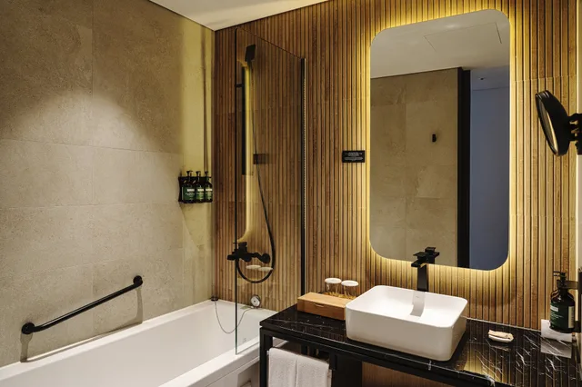 غرفة بريميوم بسرير كينج مع أريكة بحوض استحمام، voco Seoul Gangnam, an IHG Hotel 3/3