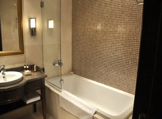 غرفة قياسية بسريرين منفصلين مع دخول الصالة، Crowne Plaza Istanbul Asia 6/6