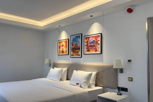 غرفة بسرير كينج لذوي الإعاقة، Ramada Encore by Wyndham Bukhara 1/4