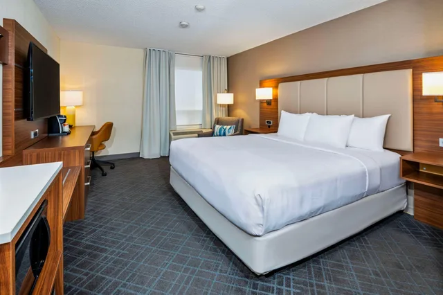 غرفة بسرير كوين لذوي الإعاقة، Comfort Inn and Suites Ingersoll, ON 1/2