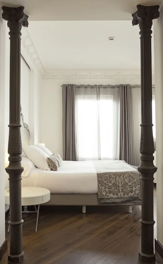 جناح غراند بسريرين كينج، Hospes Puerta de Alcala 2/8