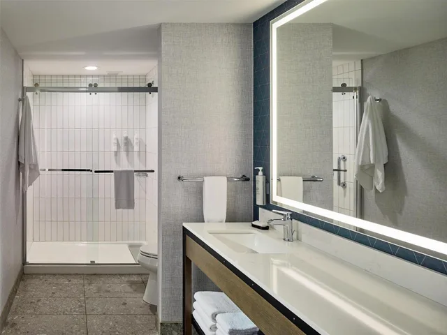 جناح بسريرين كوين بشرفة بغرفتين مع أريكة، Embassy Suites by Hilton Gatlinburg Resort 6/10
