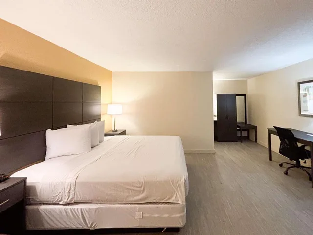 جناح بسرير كينج لغير المدخنين مع أريكة سرير، Motel6 Charlotte, NC-Northlake 2/10