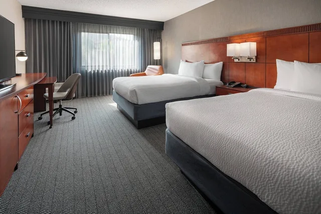غرفة بسريرين كوين بإطلالة على المسبح بشرفة، Courtyard Los Angeles Hacienda Heights Orange County 1/3