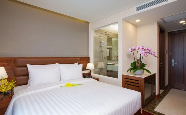 Superior, Queen Bed, Orchids Hotel Saigon 7/10
