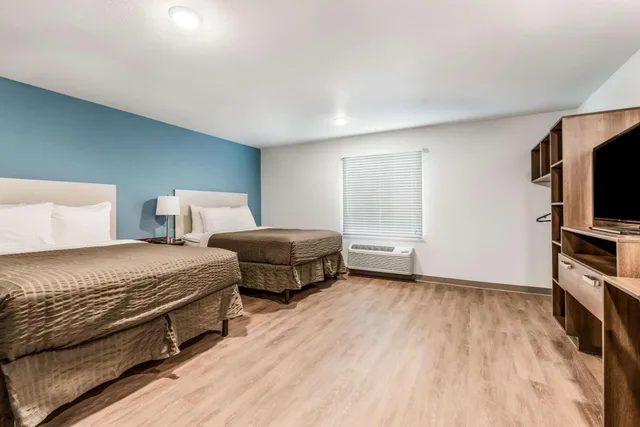 غرفة بسريرين كوين بحوض استحمام لذوي الإعاقة، WoodSpring Suites Charlotte - University Research Park 1/5