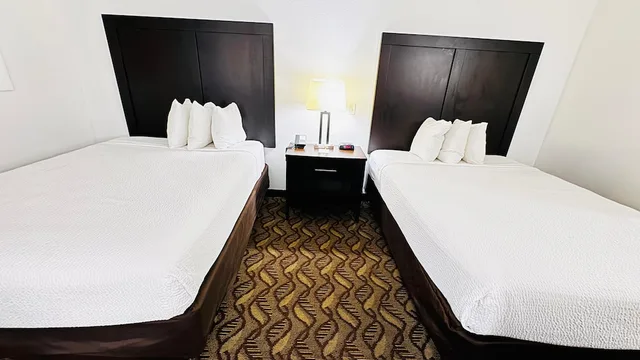 غرفة بسرير كينج وسريرين كوين، Days Inn by Wyndham North Platte 5/8