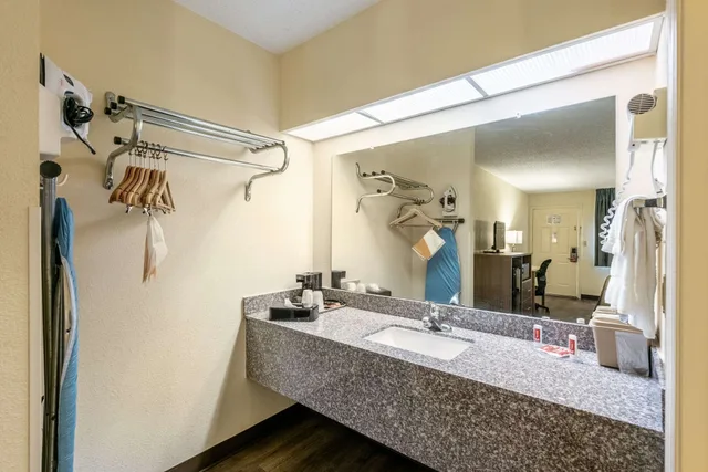 غرفة قياسية بسرير كينج، Econo Lodge Vicksburg MS 4/4