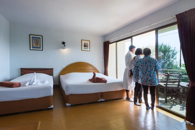 غرفة عائلية بسرير كينج وسرير فردي بإطلالة على البحر، Cha-Am Villa Sun Hotel 2/6