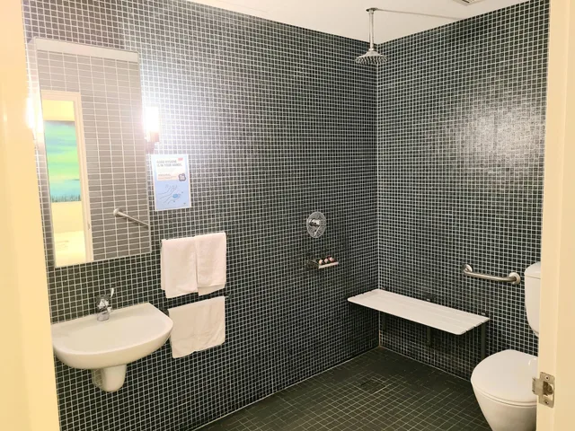 Room, Queen Bed, No Window, Accessible, Crown Hotel Surry Hills 3/4