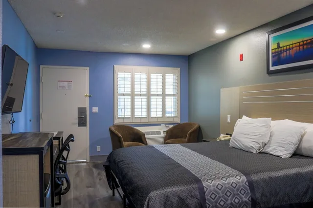 غرفة قياسية بسرير كينج، Orange Tustin Inn 3/10