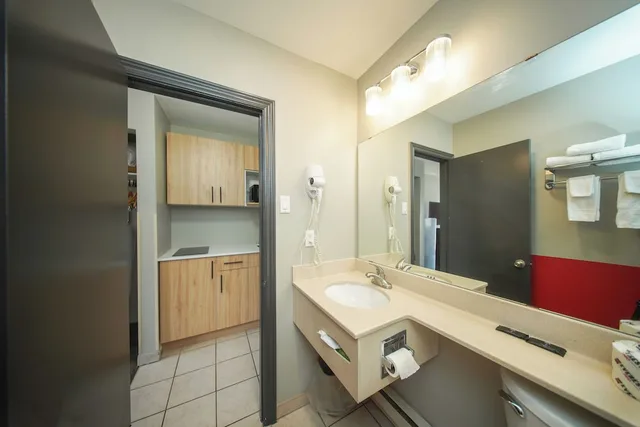 Efficiency, 2 Double Beds، Super 8 By Wyndham Kingston 10/10