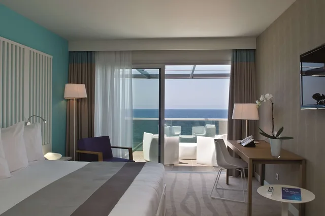 غرفة بريميوم بسرير كينج بإطلالة على البحر بشرفة، Radisson Blu Resort Spa Ajac 10/10