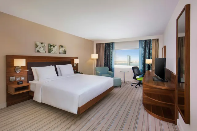 Room, King Bed, Creek View, Hilton Garden Inn Ras Al Khaimah 3/7