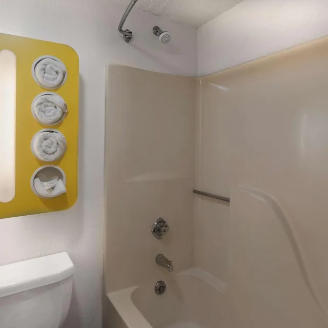 غرفة بسرير كوين لذوي الإعاقة، Motel6 Omaha, NE - Central 4/4