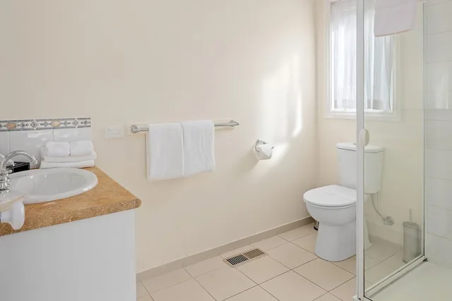 كوخ ديلوكس بسرير كينج وسريرين فرديين بـ3 غرف نوم، YARRA GABLES MOTEL 6/9