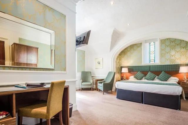 غرفة تنفيذية عائلية بسرير مزدوج مع أريكة في الطابق الأرضي، Belvilla Inverness Craigmonie Hotel 8/10