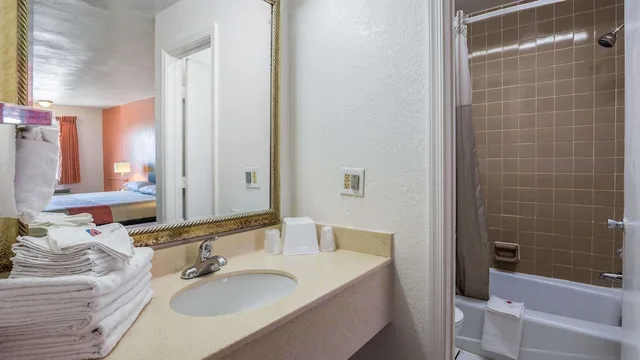 غرفة ديلوكس بسريرين مزدوجين بمطبخ صغير للمدخنين، Motel6 Portsmouth, VA 7/10