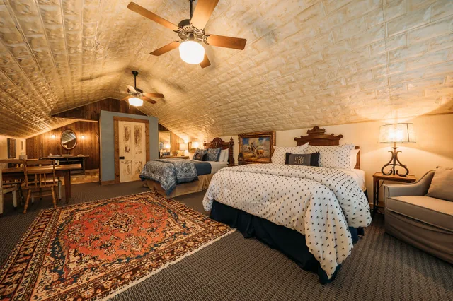 Texas, Suite, 2 Queen Beds، Ye Kendall Inn 2/2
