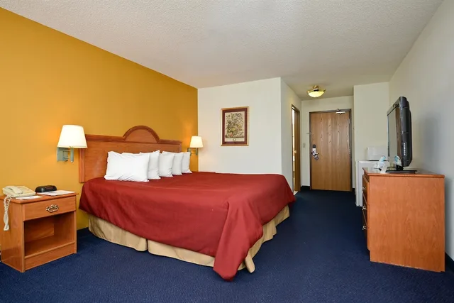 غرفة بسرير كينج، Baymont by Wyndham Albany, KY 2/6