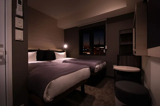 غرفة بسريرين منفصلين بإطلالة على النهر لغير المدخنين، Hiyori Hotel Flex Osaka Dotonbori 1/4
