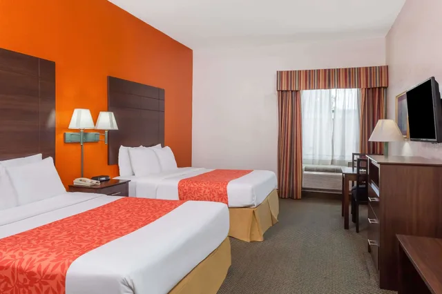2 Queen Beds - Mob Acc RI Shwr Nsmk Micfridg، Studio6 Suites Pasadena, TX 1/8