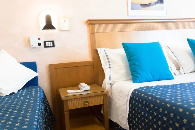 غرفة ثلاثية بسرير مزدوج وسرير فردي بشرفة، Hotel Verona 4/9