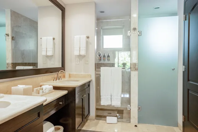 جناح بسرير كينج وسريرين كوين بإطلالة على البحر بغرفتي نوم مع أريكة، Villa del Palmar Cancun All Inclusive Beach Resort & Spa 4/5