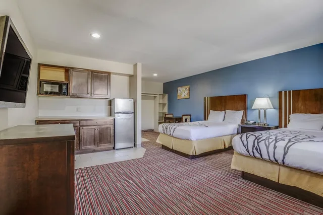 Upgrade, Suite, 2 Queen Beds، Econo Lodge Inn & Suites Enid South 3/10