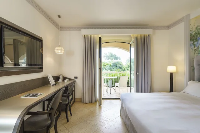 Deluxe, Queen Bed, Romano Palace 1/5