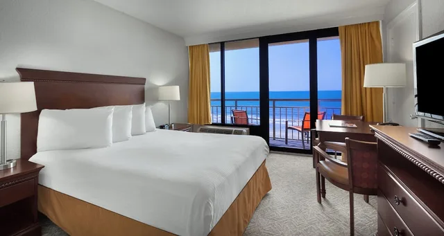 غرفة قياسية بسرير كينج بإطلالة مع أريكة لذوي الإعاقة، Best Western Ocean Sands Beach Resort 5/10