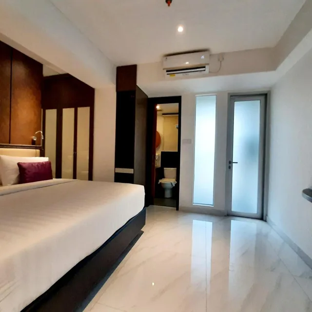 جناح جونيور، Shakti Hotel 5/10