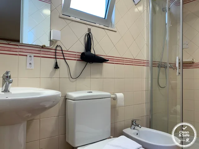 Room, Double Bed, Private Bathroom, Ground Floor, Discovery Apartment Benfica 5/6