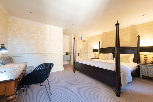 Four Poster, King Bed, Sofa، Brooks Hotel Edinburgh 5/8