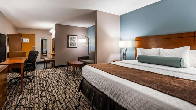 جناح بسرير كينج مع أريكة بحوض استحمام لذوي الإعاقة، Best Western Plus Blaine At The National Sports Center 1/10