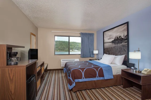 Room, Queen Bed, Lake View, Super 8 by Wyndham Houghton 1/4