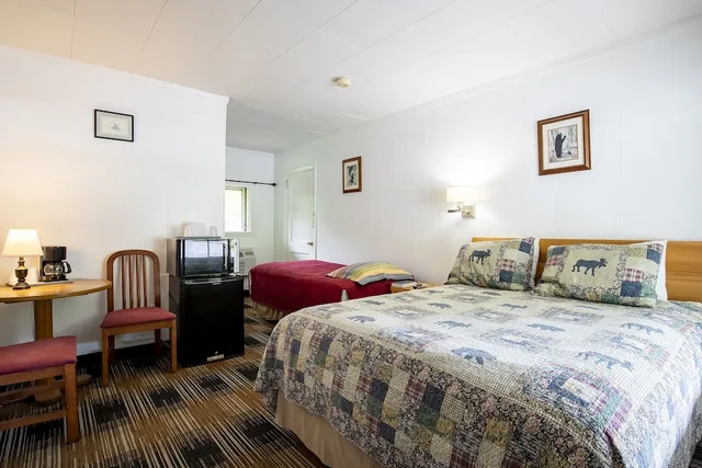 غرفة بسرير كوين وسرير فردي وسرير كوين، Lloyd's On The River Country Inn By OYO 1/4