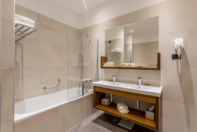 غرفة سوبيريور بسرير كوين بإطلالة على المدينة مع أريكة، Cornaro Hotel 7/9