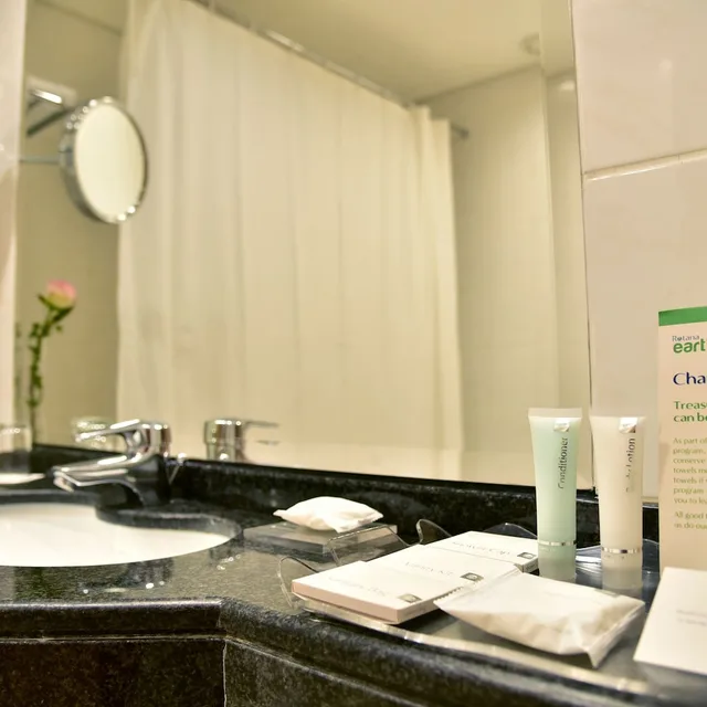 Room, 2 Double Beds, Gefinor Rotana Hotel Beirut 6/7