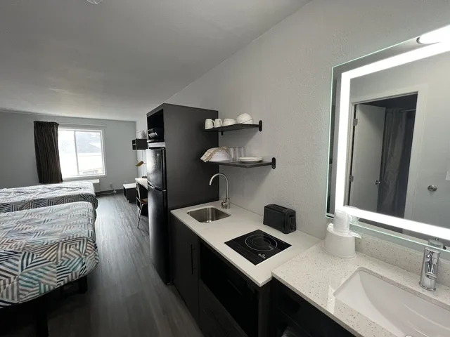 غرفة قياسية بسرير كوين بمطبخ صغير، Studio6 Altoona, IA - Des Moines East 8/10