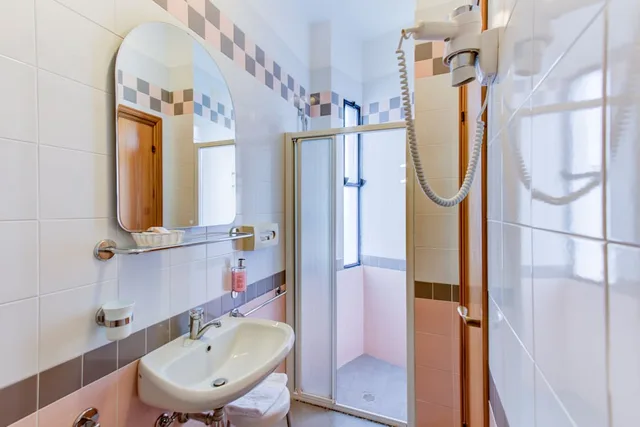 غرفة ثلاثية بسرير مزدوج وسرير فردي بشرفة، Hotel Verona 7/9