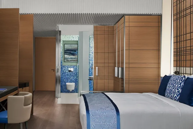 غرفة ديلوكس بانورامية بسرير كينج بإطلالة على البحر بشرفة مع أريكة، JW Marriott Hotel Istanbul Marmara Sea 3/4