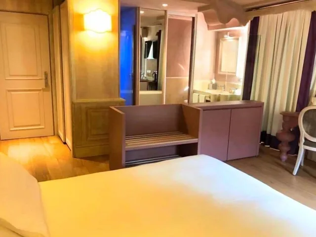 غرفة بريميوم بسرير كينج بإطلالة على البحر بحوض استحمام، Villa Lattanzi 3/6